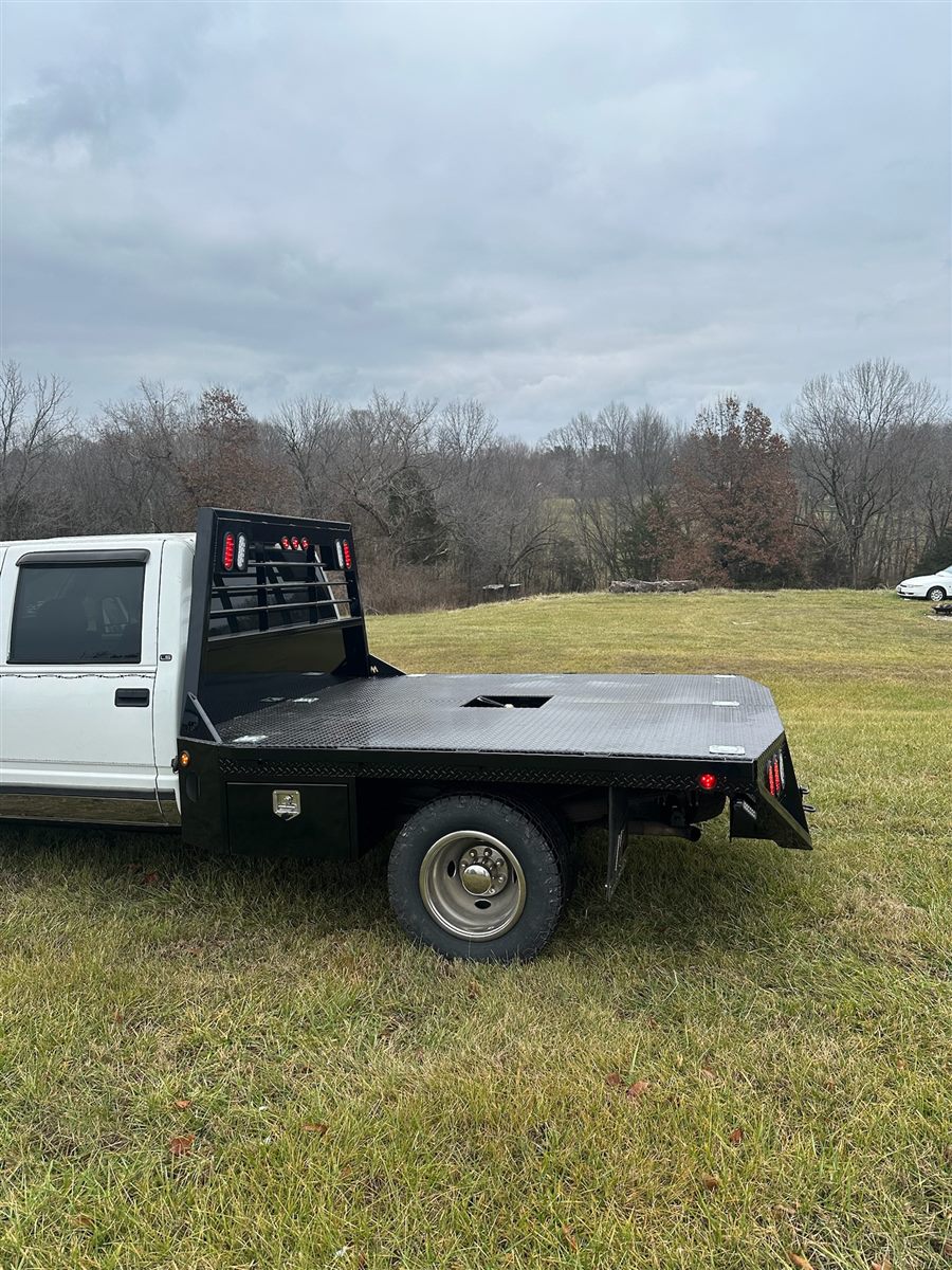 Side view of the flatbed with its underbody toolbox