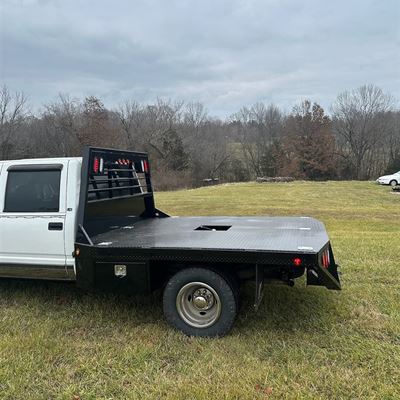 Side view of the flatbed with its underbody toolbox