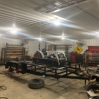 Tandem-axle trailer frame on its axles