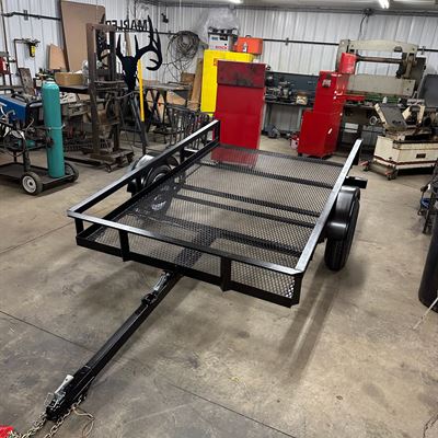 Small mesh-floor trailer with tongue